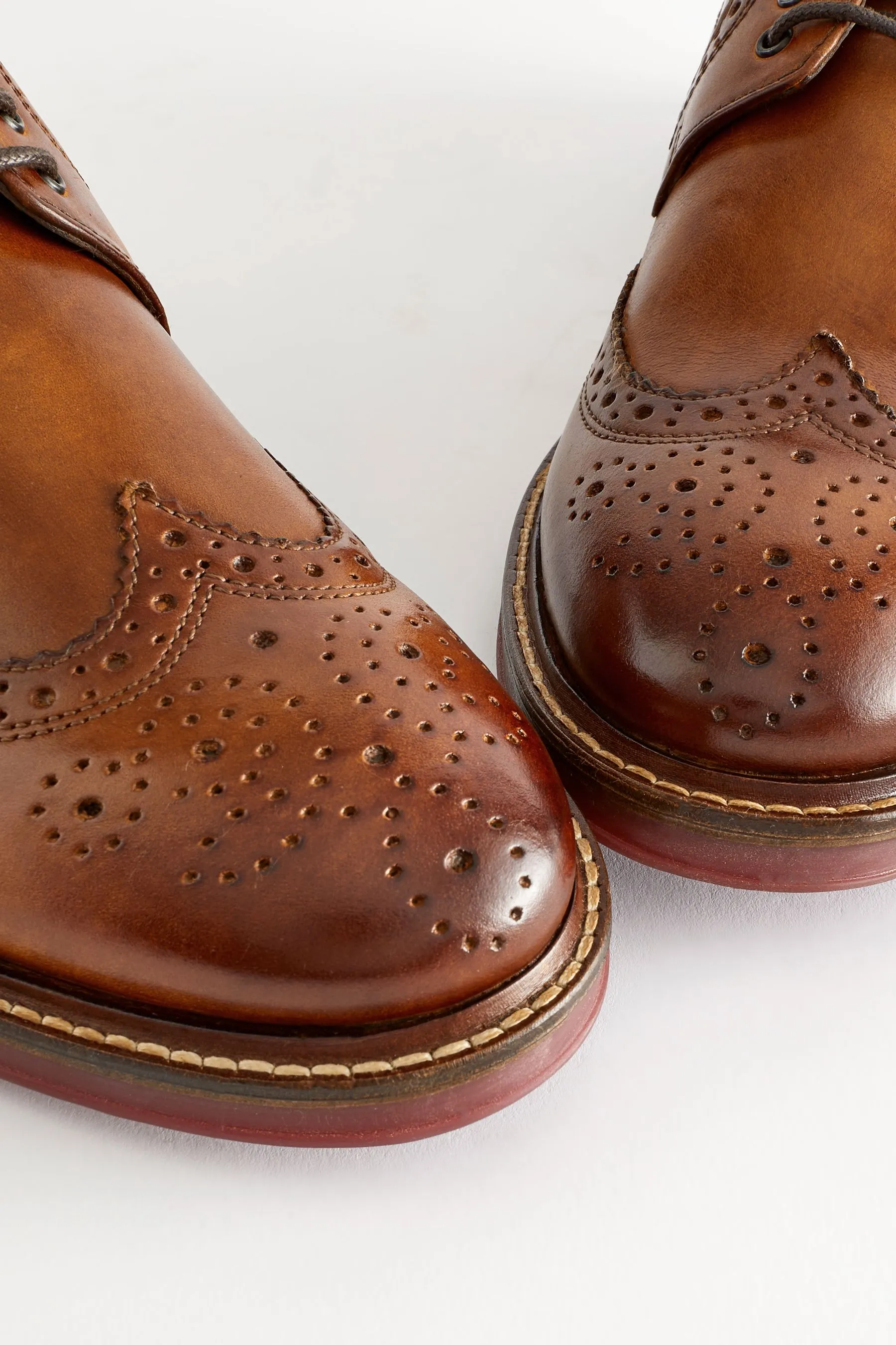 Marrone chiaro   - Scarpe brogue in pelle con suola a contrasto Scarpe